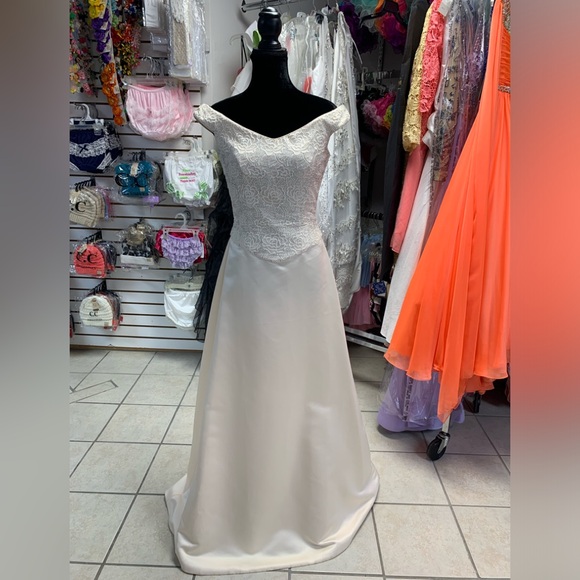 Size 8 Ivory Cream Off Shoulder Button Back Wedding Gown Dress